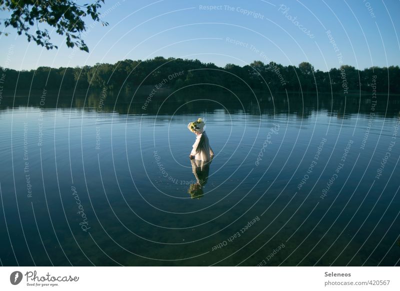 Sonnenbaden Ausflug Sommer Mensch feminin Frau Erwachsene 1 Umwelt Natur Landschaft Wasser Himmel Wolkenloser Himmel Horizont Schönes Wetter Baum Küste Seeufer