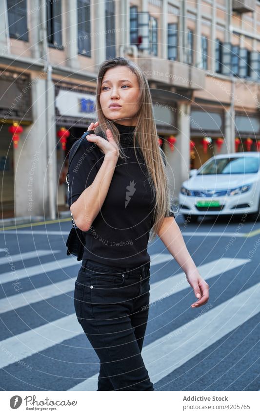 Junges Mädchen geht in der chinesischen Innenstadt spazieren Frau Chinatown urban Asien Russisches Mädchen allein schön blond blaue Augen Großstadt Stadtleben