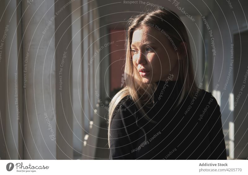 Porträt eines jungen blonden Mädchens am Fenster Frau Russisches Mädchen allein schön blaue Augen Großstadt Stadtleben Stadtbild Tag Stadtzentrum elegant formal