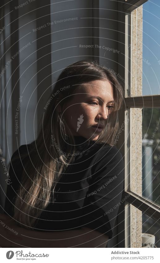 Porträt eines jungen blonden Mädchens am Fenster Frau Russisches Mädchen allein schön blaue Augen Großstadt Stadtleben Stadtbild Tag Stadtzentrum elegant formal