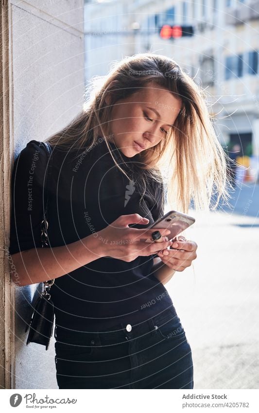 Frau benutzt ihr Smartphone Russisches Mädchen allein schön blond Großstadt Stadtleben Stadtbild Tag Stadtzentrum elegant formal lange Haare tausendjährig Model