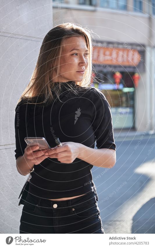 Frau benutzt ihr Smartphone Russisches Mädchen allein schön blond Großstadt Stadtleben Stadtbild Tag Stadtzentrum elegant formal lange Haare tausendjährig Model