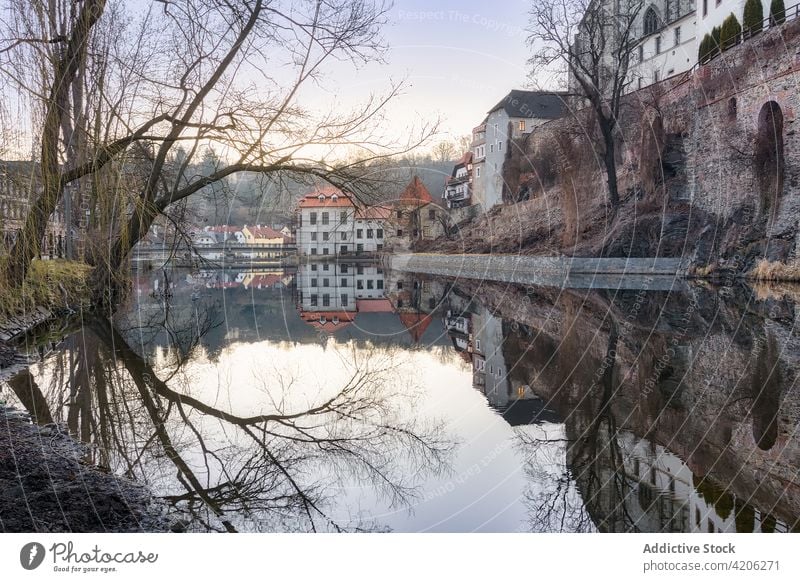 Alte Wohnhäuser in Flussnähe in der Stadt alt Gebäude wohnbedingt gealtert Reflexion & Spiegelung schäbig Haus Großstadt historisch Windstille Wasser