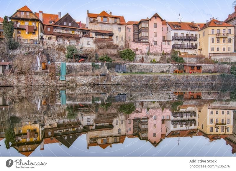 Alte Wohnhäuser in Flussnähe in der Stadt alt Gebäude wohnbedingt gealtert Reflexion & Spiegelung schäbig Haus Großstadt historisch Windstille Wasser