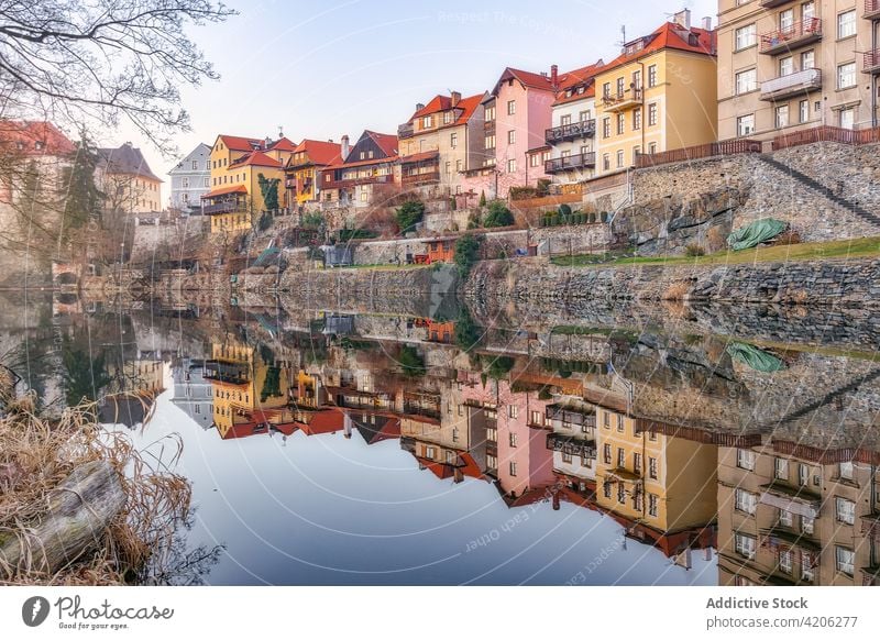 Alte Wohnhäuser in Flussnähe in der Stadt alt Gebäude wohnbedingt gealtert Reflexion & Spiegelung schäbig Haus Großstadt historisch Windstille Wasser