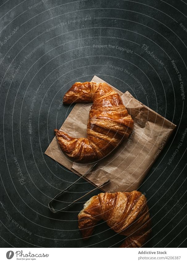 Leckere Croissants mit Papiertüte gebacken Brot Lebensmittel frisch tong Tüte Bäckerei Brötchen Gebäck Frühstück Form Küche Ernährung Kruste rustikal