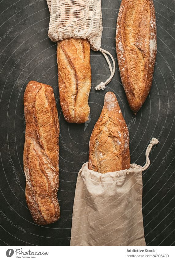 Frisches Brot in Jutesäcken Brotlaib Sack Tasche gebacken rustikal Lebensmittel Kulisse Sackleinen Baguette frisch aromatisch Bäckerei natürlich Küche Ernährung