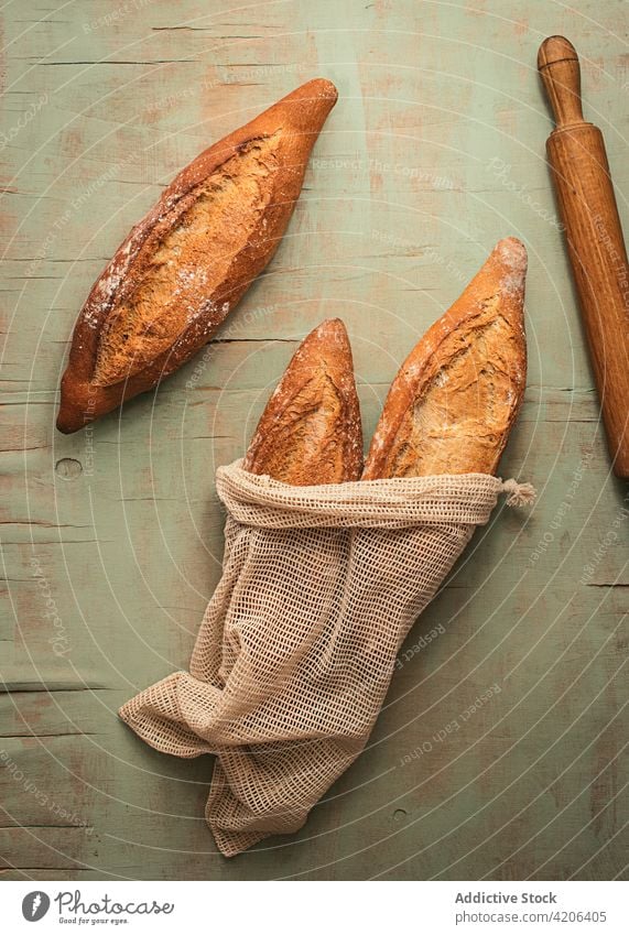 Frisches Brot in Jutesäcken Brotlaib Sack Tasche gebacken rustikal Lebensmittel Kulisse Sackleinen Baguette frisch aromatisch Bäckerei natürlich Küche Ernährung