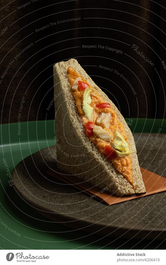 Nahaufnahme eines Tellers mit einem Thunfischsandwich Amerikaner geschmackvoll Artischocken Artischockenherz Brotbelag Pickles Thunfisch-Sandwich Brunch