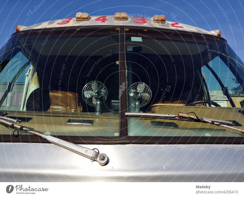 Frontscheibe eines klassischen Airstream Wohnmobil vor blauem Himmel bei Sonnenschein in Detmold in Ostwestfalen-Lippe Caravan Rolling Home Windschutzscheibe