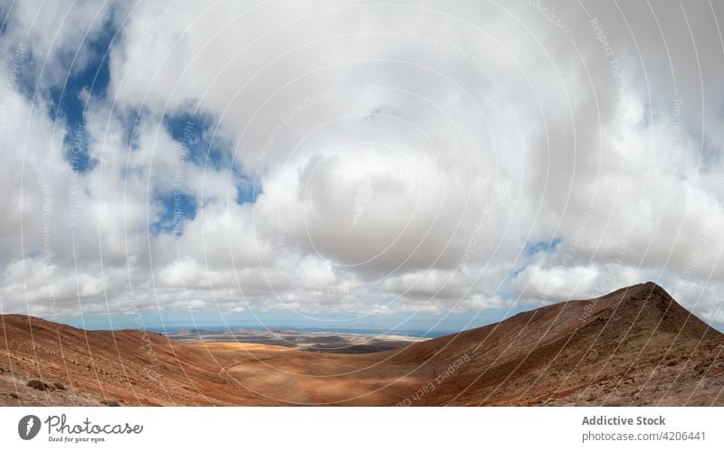 Erstaunliche Landschaft der hügeligen, trockenen Meeresküste an einem sonnigen Tag Meeresufer MEER Meereslandschaft malerisch Küste Hügel Horizont Seeküste