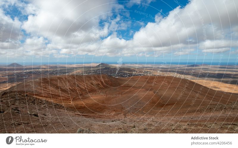 Erstaunliche Landschaft der hügeligen, trockenen Meeresküste an einem bewölkten Tag Meereslandschaft malerisch Küste Hügel Horizont Seeküste Natur friedlich