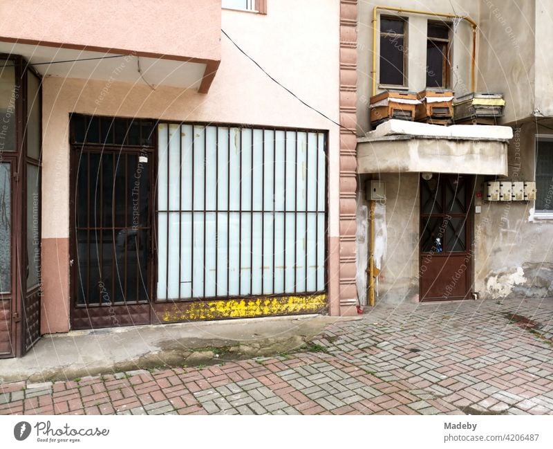 Geschlossenes Geschäft mit Gitter vor dem Fenster in den Straßen von Adapazari in der Provinz Sakarya in der Türkei Eingang Schaufenster Haus Gebäude Balkon