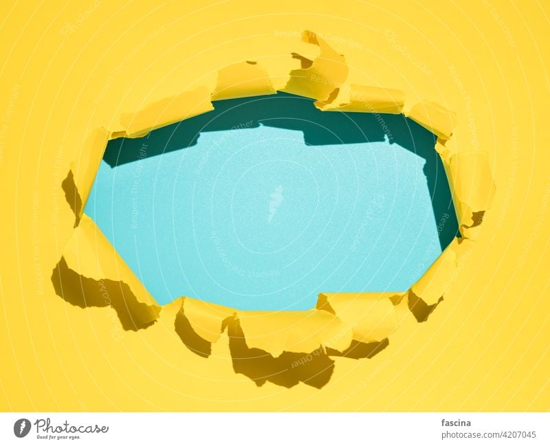 Zerrissener gelber Hintergrund, Kopierraum Papier gerissen Golfloch Zerreißen zerrissen durch Schot Page Pause kreisen Oval offen Saum Wand blau Textfreiraum