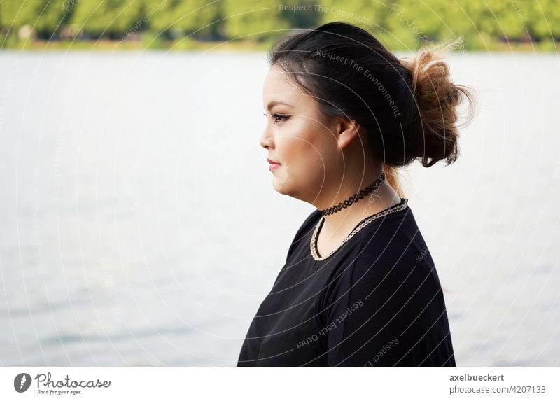 Profilansicht einer jungen asiatischen Frau am Wasser Asiate asiatin Junge Frau Fluss See Mädchen ernst Seite Einsamkeit allein einsam Blick nachdenken Denken