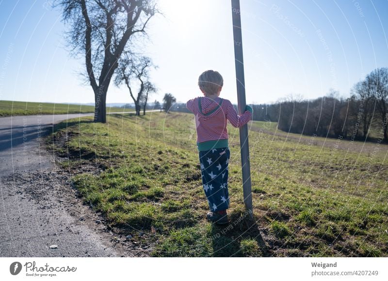 Junge am Weg Kind Ausflug warten Grundschule Familie Sonne Frühling Muttertag