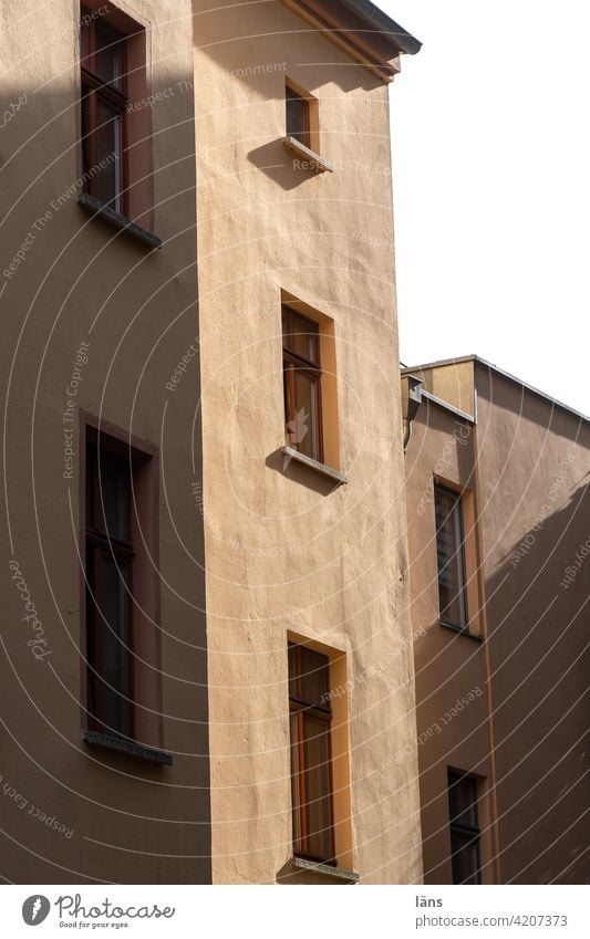 Licht und Schatten im Hinterhof Haus Fassade Fenster Außenaufnahme Menschenleer Mauer Stadt Bauwerk Altstadt Gebäude Wand Stadtzentrum Farbfoto Tag