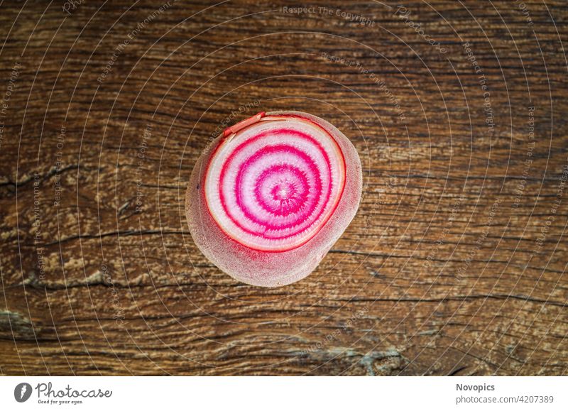 Ringbetten auf Holztisch Ring-Betten Lebensmittel Gemüse rote Betten Ringe purpur braun Makro Schärfe Tisch Scheunentor kreisen Textur Natur Ringelblume Beete