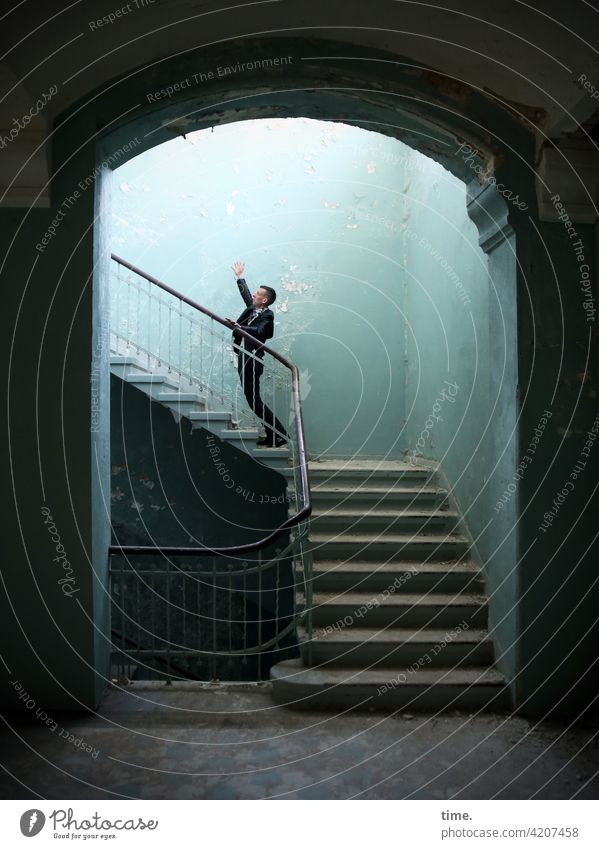 Stufen der Erkenntnis (VIII) treppenhaus lost places stehen mann grüßen mauer stufen winken geländer treppengeländer tageslicht lichtverlauf schatten skurril