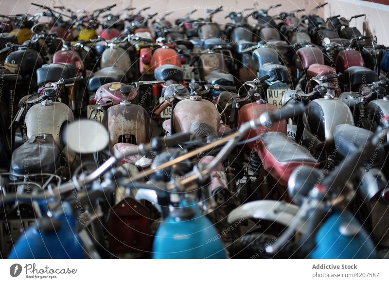 Reihen von Motorrädern in der Reparaturwerkstatt Motorrad Werkstatt altmodisch Schaden viele Garage verwittert Rust Dienst Flugzeugwartung Grunge Metall