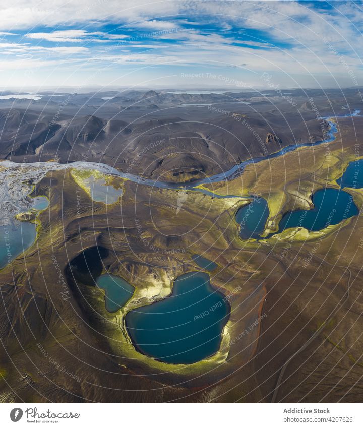 Malerischer Blick auf einen blauen Teich, umgeben von felsigen Formationen See Berge u. Gebirge Landschaft Ambitus wunderbar Natur Kamm Hochland Island Umwelt