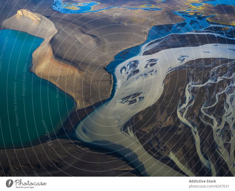 Malerischer Blick auf einen blauen Teich, umgeben von felsigen Formationen See Berge u. Gebirge Landschaft Ambitus wunderbar Natur Kamm Hochland Island Umwelt