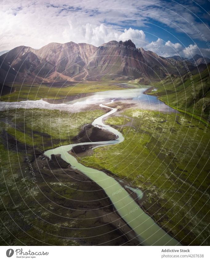 Malerische Flussschleife im grasbewachsenen, hügeligen Tal Öhr Natur üppig (Wuchs) Hügel Gelände Hochland majestätisch kurvenreich malerisch Island wunderbar