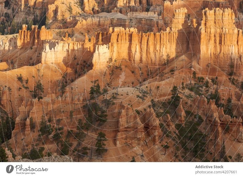 Dünne Sandsteinspitzen in bergigem Gelände in den USA felsig Formation Gipfel wüst Bryce Schlucht national Park Klippe Natur Landschaft wolkig