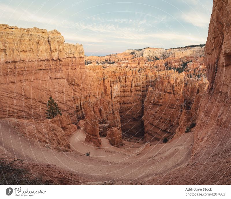 Felsformationen in Wüstengebieten in den USA felsig Formation wüst Bryce Schlucht Natur national Park Landschaft Klippe wolkig Vereinigte Staaten amerika