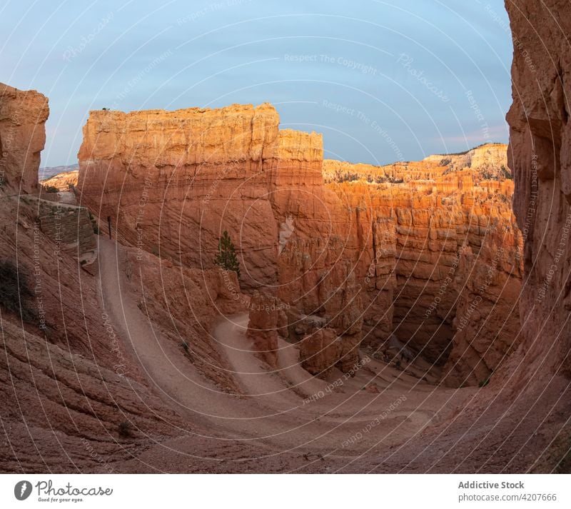 Felsformationen in Wüstengebieten in den USA felsig Formation wüst Bryce Schlucht Natur national Park Landschaft Klippe wolkig Vereinigte Staaten amerika