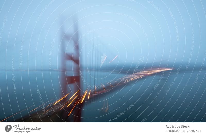 Hängebrücke über das Meer in den USA Brücke Goldenes Tor Suspension MEER Wasser Küstenstreifen Nebel Abend glühen Windstille San Francisco amerika leuchten