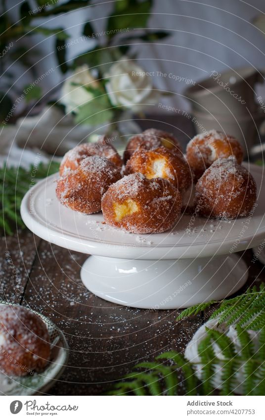 Hausgemachte Puddingcremekrapfen auf Holztisch Lebensmittel Dessert Vanillepudding lecker Fritter Sahne Küche Snack süß Gebäck geschmackvoll gebraten