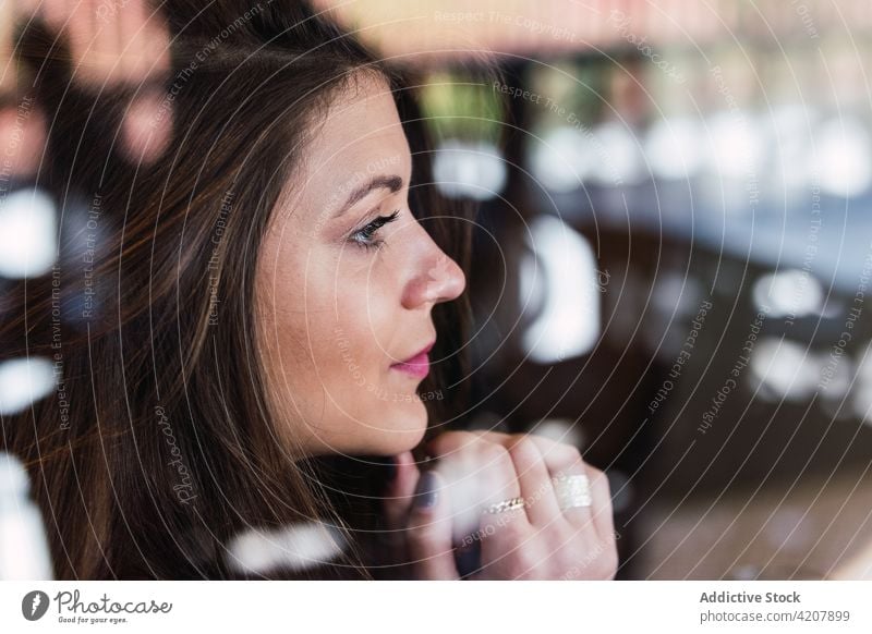 Frau schaut durch das Fenster Stil Café charmant positiv elegant genießen heiter Erwachsener Lifestyle ruhen Dame brünett Inhalt allein sich[Akk] entspannen