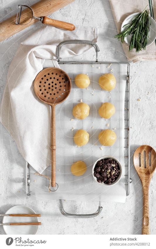 Keksteig und Schokoladenchips auf dem Küchentisch Teigwaren süß selbstgemacht Bestandteil roh Lebensmittel Gebäck vorbereiten Chip Dessert Rosmarin Mahlzeit