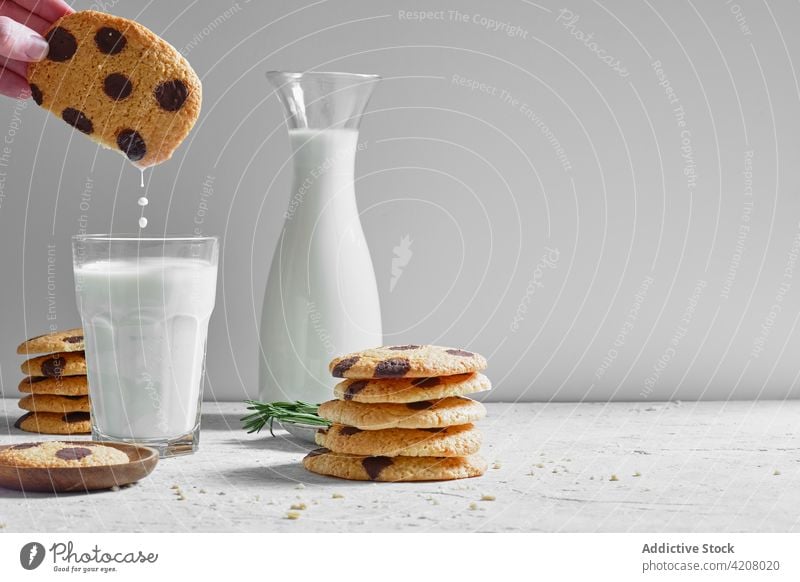 Person taucht Keks in Milch Schokolade melken Dip Lebensmittel süß selbstgemacht Gebäck essen trinken Tropfen gebacken Glas Dessert lecker Leckerbissen