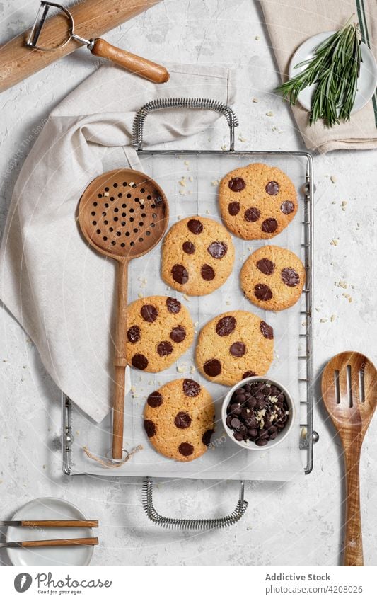 Selbstgebackene Kekse und Küchenutensilien auf dem Tisch Schokolade selbstgemacht süß Lebensmittel Gebäck Dessert frisch vorbereiten lecker Leckerbissen