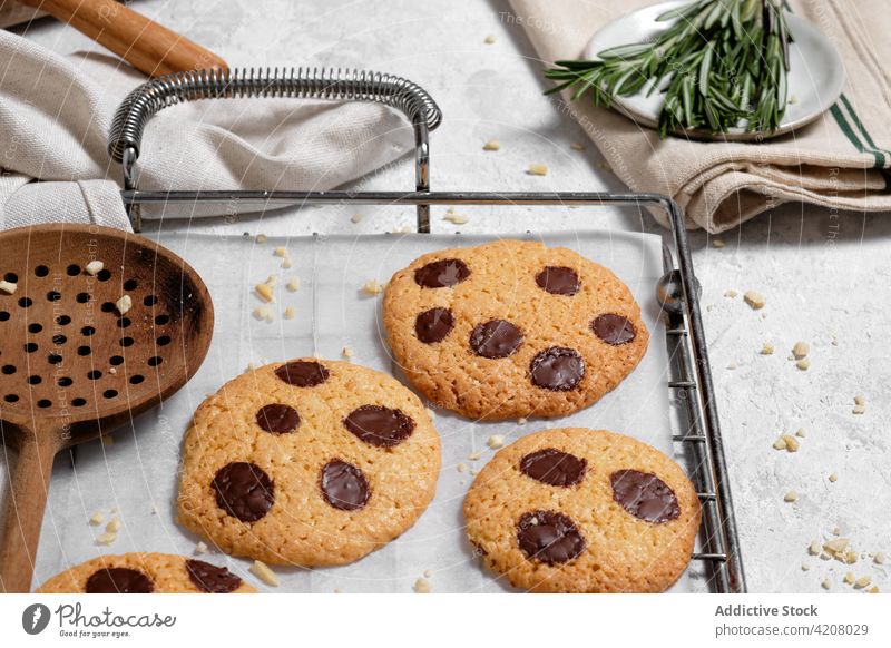 Selbstgebackene Kekse und Küchenutensilien auf dem Tisch Schokolade selbstgemacht süß Lebensmittel Gebäck Dessert frisch vorbereiten lecker Leckerbissen