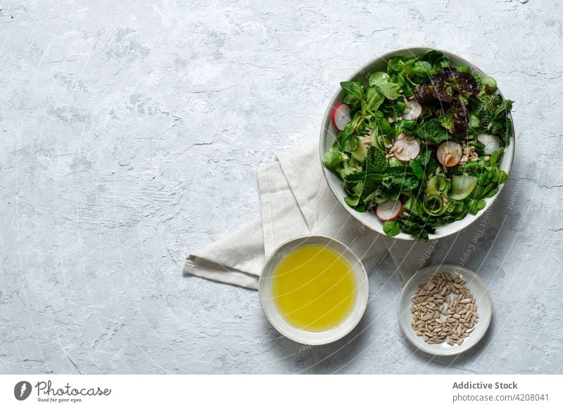 Schüssel mit gesundem Salat auf dem Tisch Salatbeilage Gemüse Gesundheit Mittagessen Lebensmittel Schalen & Schüsseln frisch organisch natürlich dienen oliv