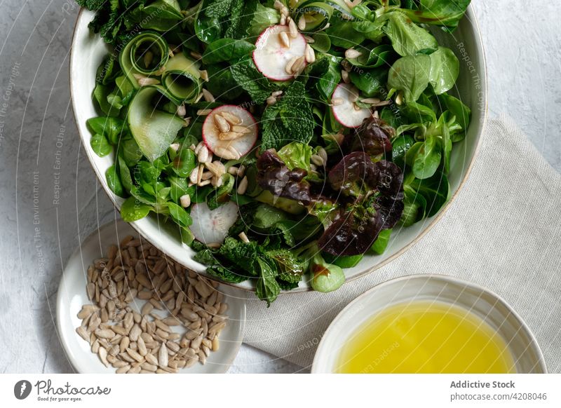 Schüssel mit gesundem Salat auf dem Tisch Salatbeilage Gemüse Gesundheit Mittagessen Lebensmittel Schalen & Schüsseln frisch organisch natürlich dienen oliv