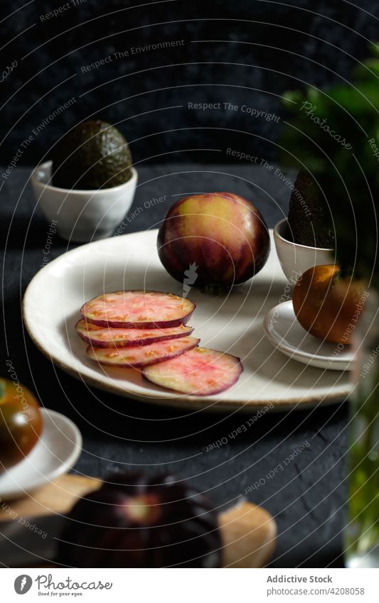 Schwarze Tomaten und Avocado auf dem Tisch Minze frisch Gemüse Lebensmittel vorbereiten schwarz natürlich Gesundheit Mahlzeit Bestandteil organisch Vitamin