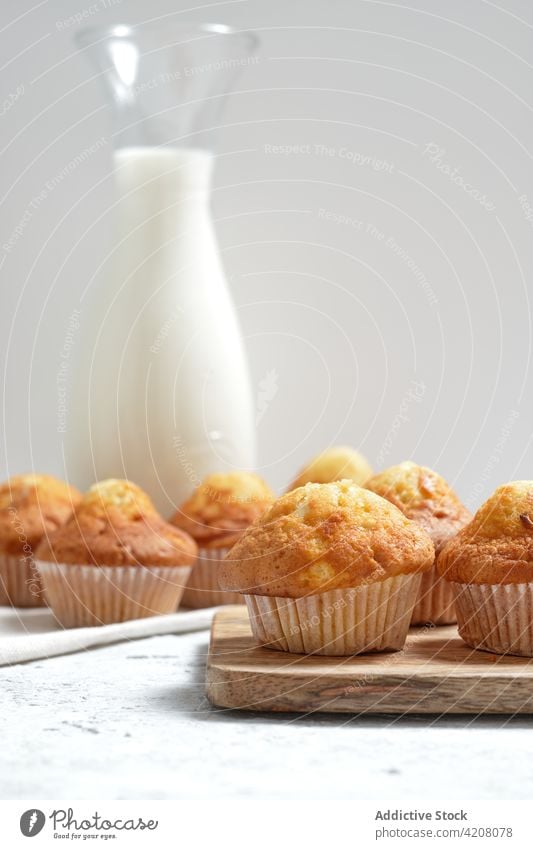 Süße Muffins und ein Glas Milch melken Gebäck selbstgemacht süß frisch Frühstück gebacken Dessert Lebensmittel lecker geschmackvoll appetitlich Küche