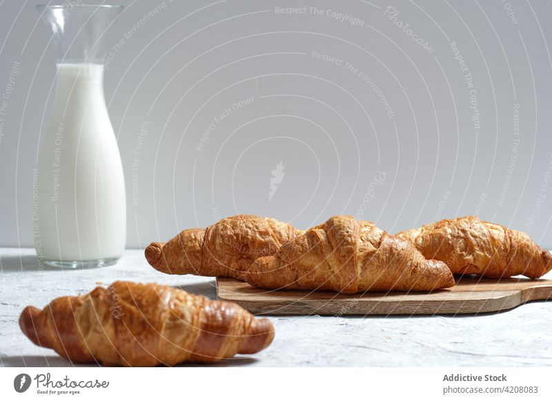 Leckere Croissants auf dem Tisch zu Hause melken Frühstück Küche geschmackvoll Morgen frisch gebacken Mahlzeit Lebensmittel Molkerei Getränk heimwärts Gebäck