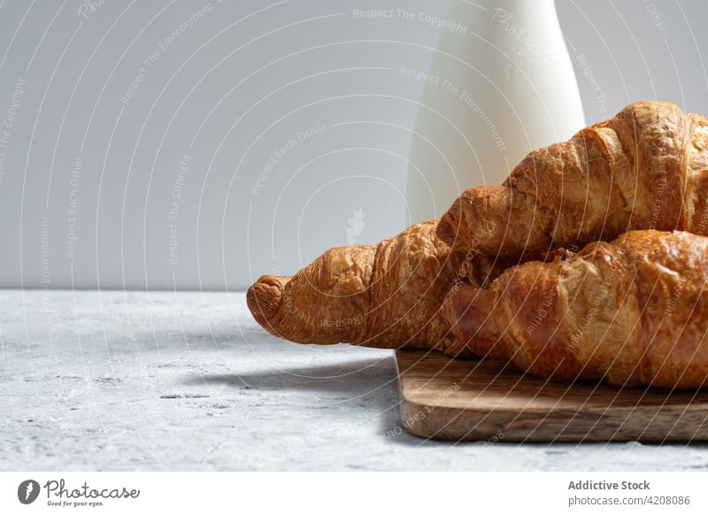 Leckere Croissants auf dem Tisch zu Hause melken Frühstück Küche geschmackvoll Morgen frisch gebacken Mahlzeit Lebensmittel Molkerei Getränk heimwärts Gebäck