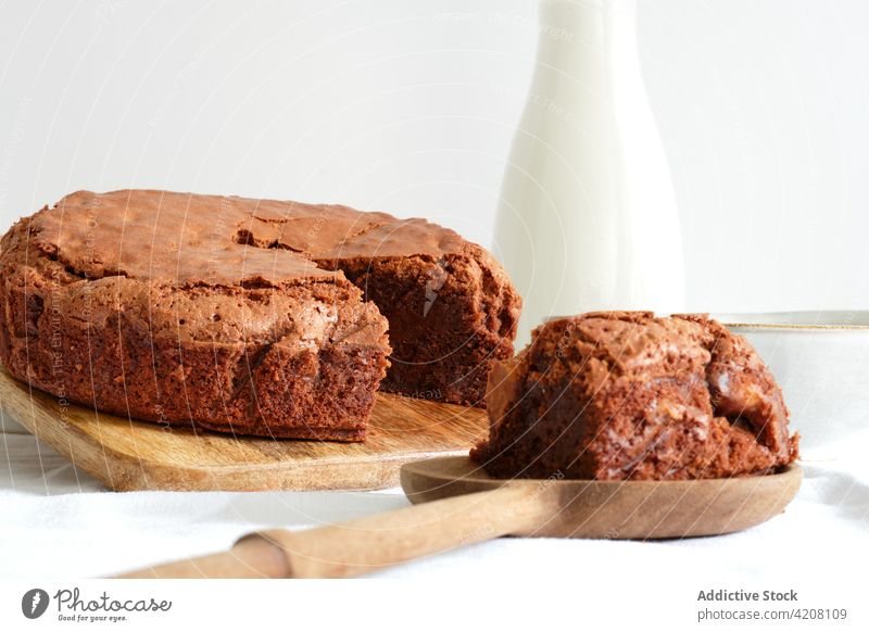 Süßer Schokoladenkuchen auf dem Tisch zu Hause Kuchen Brownie selbstgemacht dienen Dessert süß Leckerbissen geschmackvoll Lebensmittel Gebäck lecker Küche