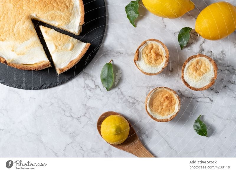 Baisertorte und Zitronen auf dem Tisch in der Küche Schaumgebäck Pasteten Dessert Leckerbissen süß Rezept gebacken frisch Gebäck dienen Zitrusfrüchte