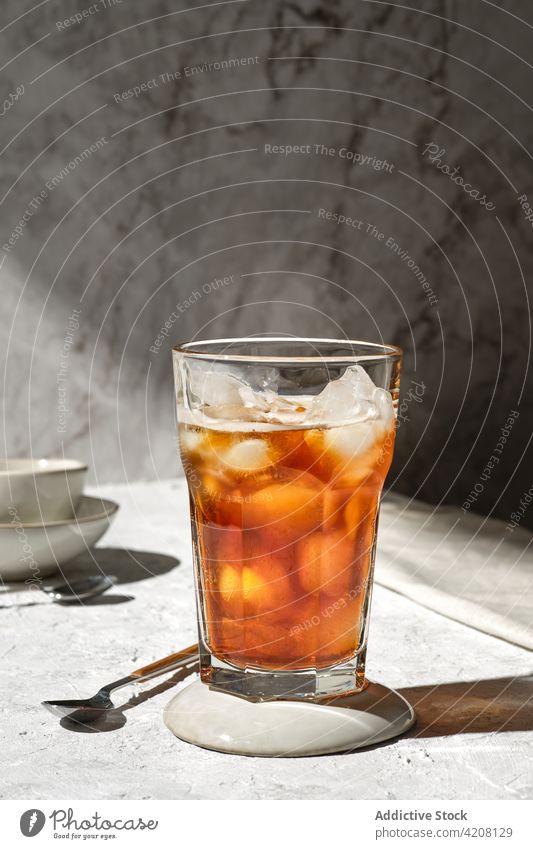 Eistee im Glas auf dem Tisch trinken Tee kalt Getränk Erfrischung dienen geschmackvoll süß Löffel liquide lecker durchsichtig Portion Geschmack Frucht