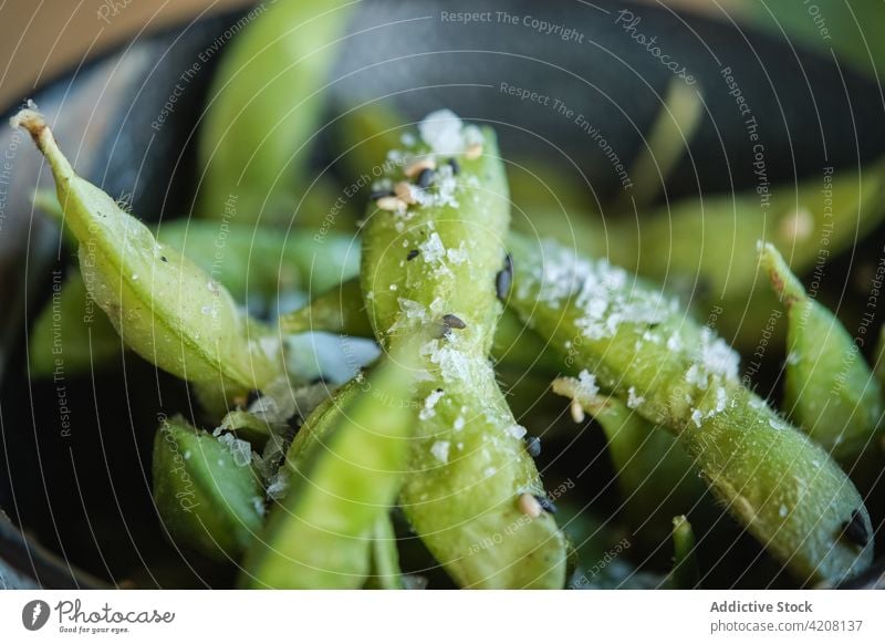 Sojabohnen Snack Nahaufnahme Makro gesalzen Edamame Edamames japanisches Restaurant abschließen grün Vegetarier Gemüse lecker Vorderansicht viele frisch