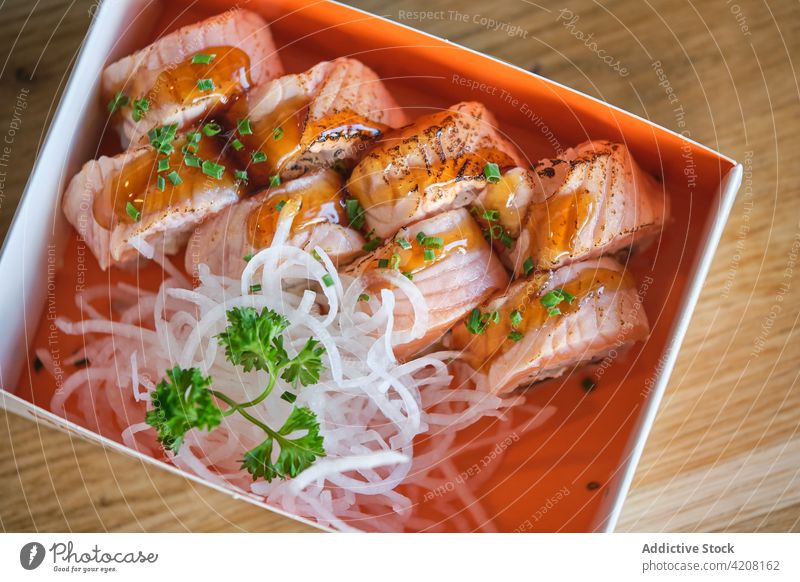 Detail einer Box mit verschiedenen Sushi Draufsicht Reis Lachs Seegras Fisch Meeresfrüchte japonisches Essen Varieté viele lecker Japanisches Essen