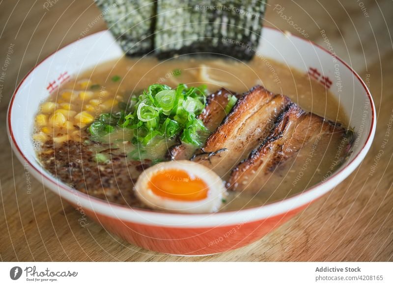 Detail der leckeren Nudelsuppe Nahaufnahme Makro Suppe Ramen Ramen-Suppe Ei Japanisches Essen asiatisch Restaurant Gekochtes Ei Wackelpeter japanische Suppe