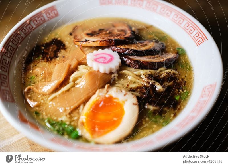 Leckere japanische Ramen-Suppe Ei lecker Makro Japanisches Essen asiatisch Restaurant Gekochtes Ei Wackelpeter Nudelsuppe japanische Suppe Orientalisch